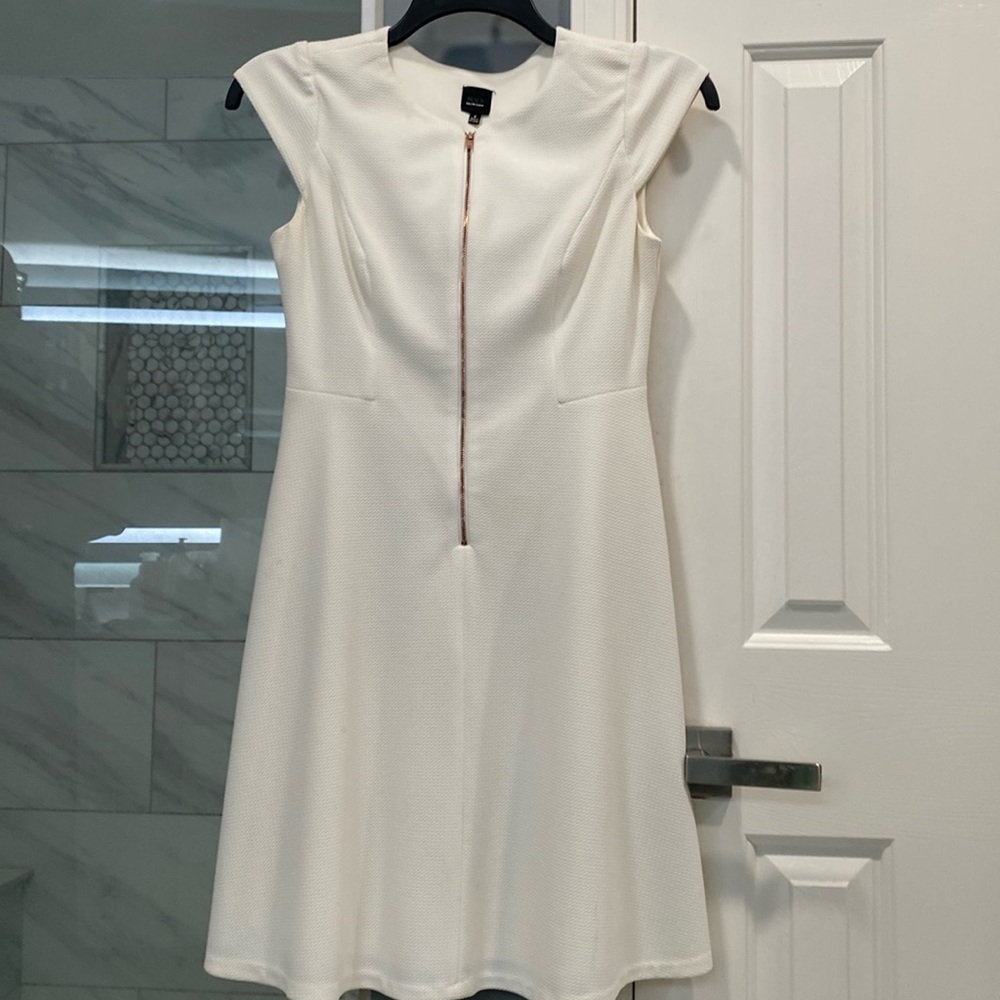 Saks Fifth Ave Black label A-Line White Dress w Bronze Front zipper Size 4